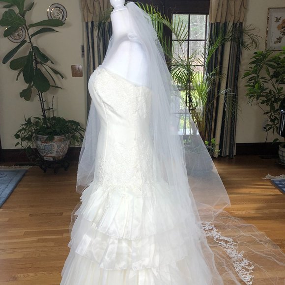 White by Vera Wang Strapless Ivory Fit&Flare Wedding Gown &Cathedral Length Veil - Picture 2 of 13